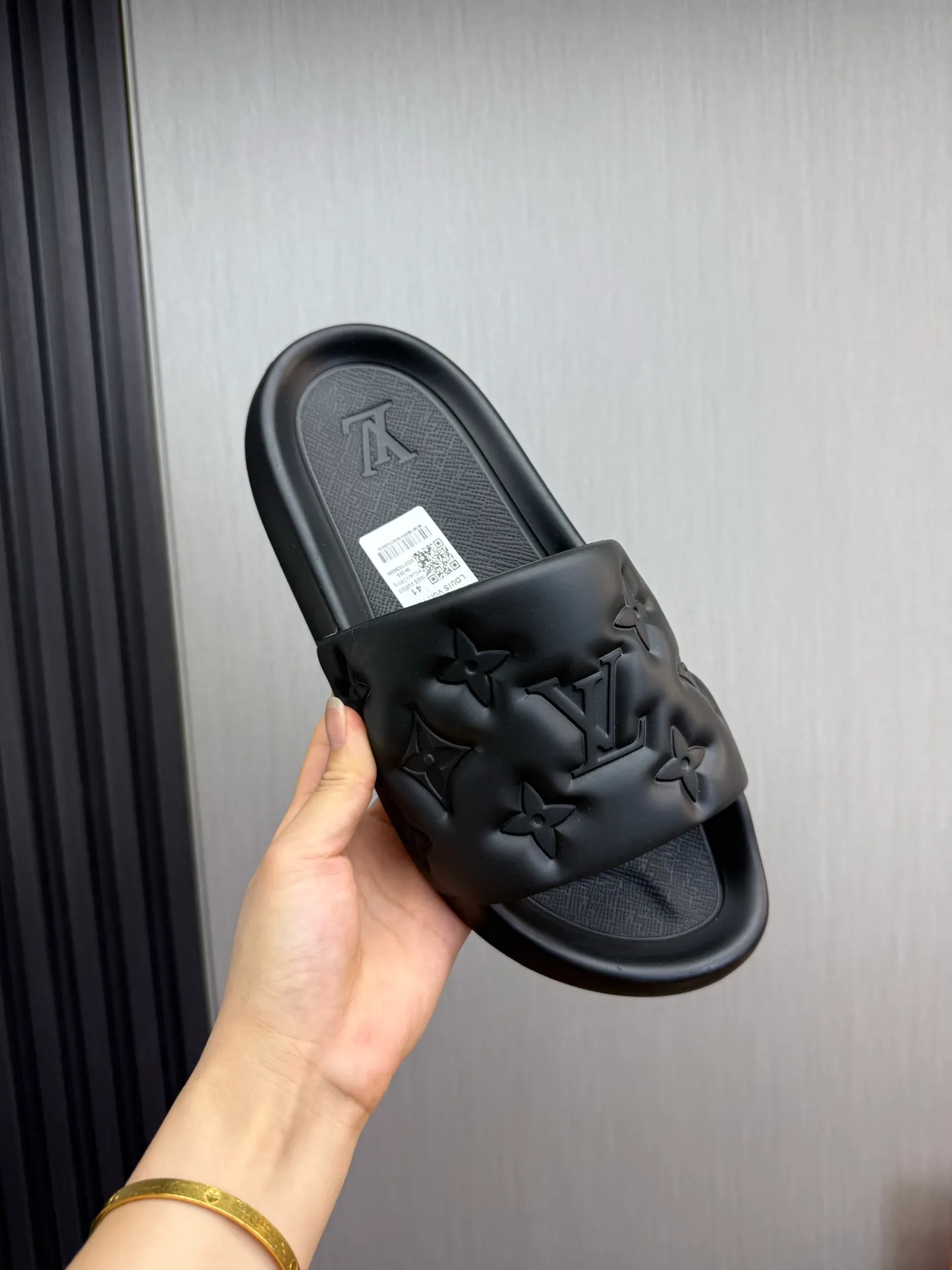 Men's shoes 💰260💰 ▪️LV's popular Little Red Book popular slippers hot sale: 1 shipment✅ Super textured and comfortable slippers, original TPU outsole. Authentic counter box drawer box packaging 🎁Size 38-45